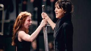 Hamlet-komentarz, Teatr Pieśń Kozła N. Voskoboynikow, Julianna Bloodgood, Fot. Mateusz Bral
