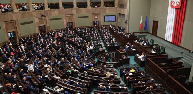 Obniżenie pensji posłów w skali roku przyniesie oszczędności dla budżetu rzędu 13 mln zł.