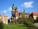 Kraków: Pięć odnowionych sarkofagów królewskich wróciło do katedry na Wawelu
