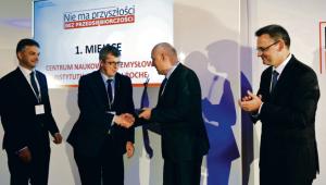 Centrum Naukowo-Przemysłowe. Wyróżnienie odebrali prof. Piotr Rutkowski i Wiktor Janicki, dyr. generalny Roche Polska