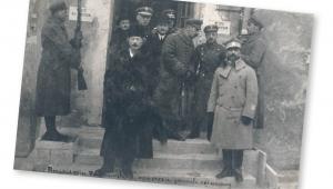 Premier Ignacy Paderewski przed gmachem Sejmu. Warszawa, 1919 r.